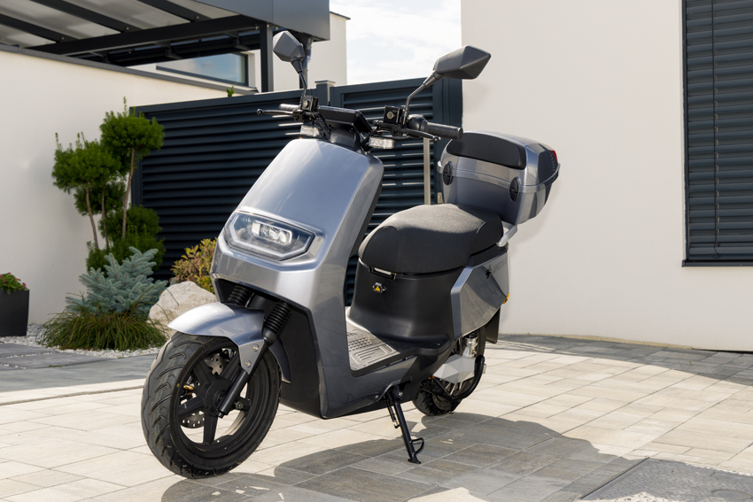 Elektromos robogó UNIZDRAV e-City, két akkumulátoros