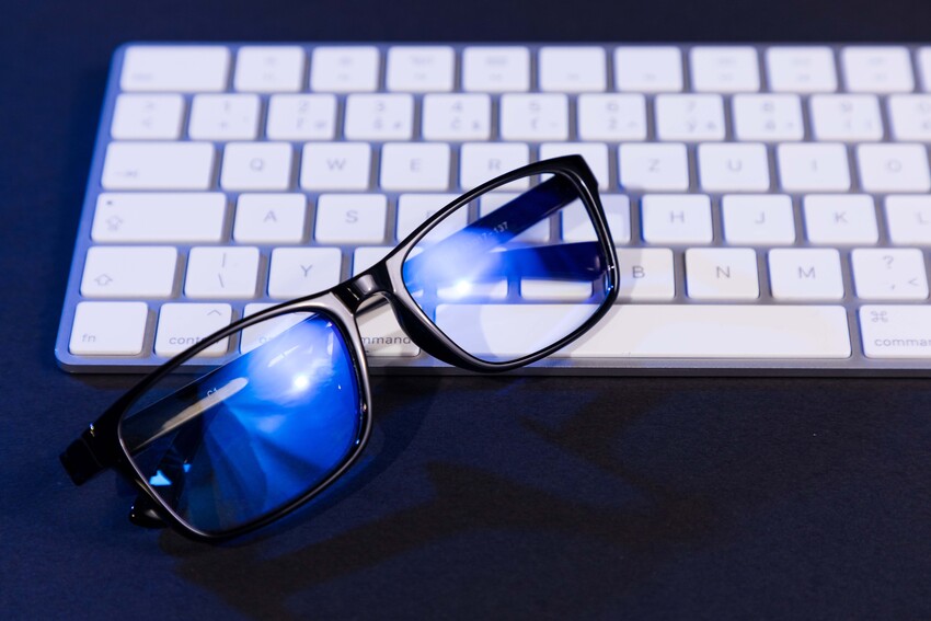UNIZDRAV Kékfény szűrő szemüveg + szemüveg tartó tok, keret nélküli