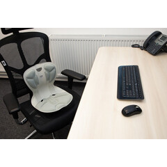 Curble Chair Wider ergonomikus ülőke háttámlával a helyes testtartás érdekében, szürke