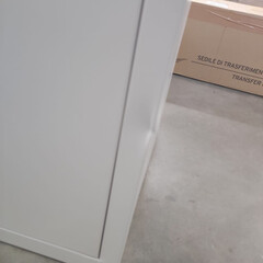 Éjjeliszekrény MEDIK fém- KARCOLÁSOK A SZEKRÉNY SARKÁN