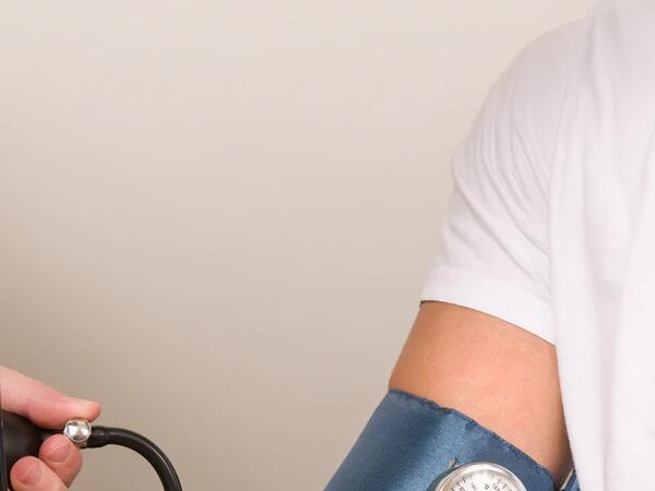 Hogyan kell helyesen mérni a vérnyomást kar vérnyomásmérővel.