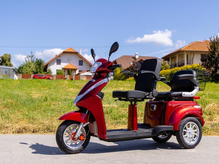 ÖSSZEHASONLÍTÁS: a legjobb elektromos járművek idősek számára