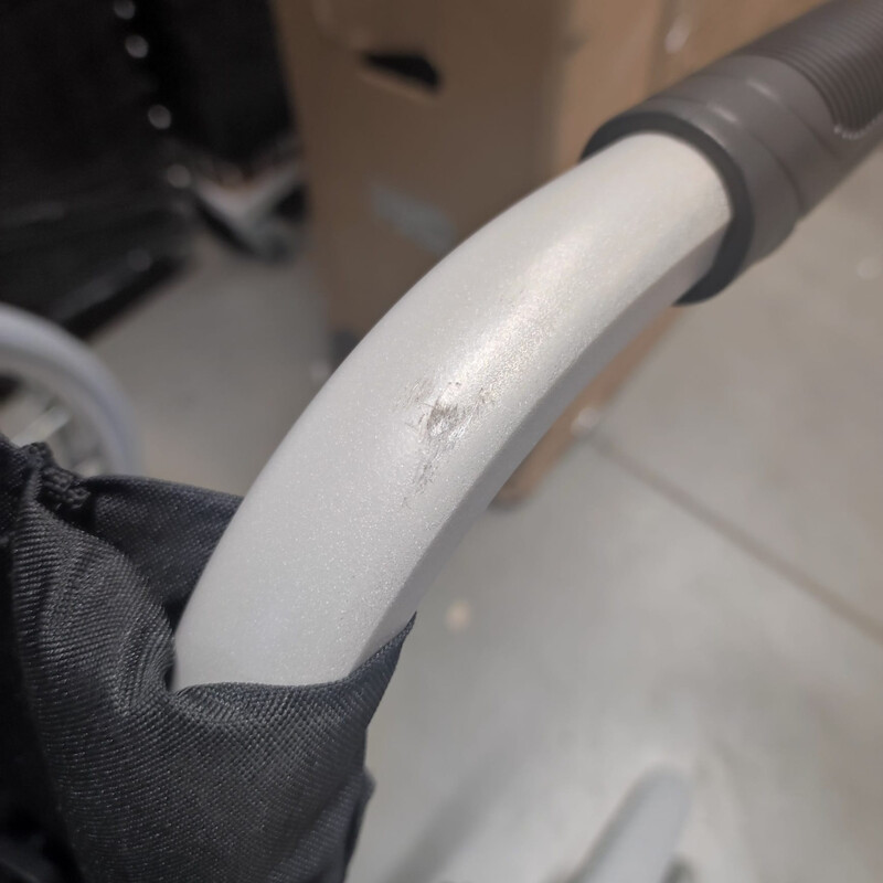 Könnyűszerkezetes kerekesszék állítható súlyponttal (Kiállított darab)